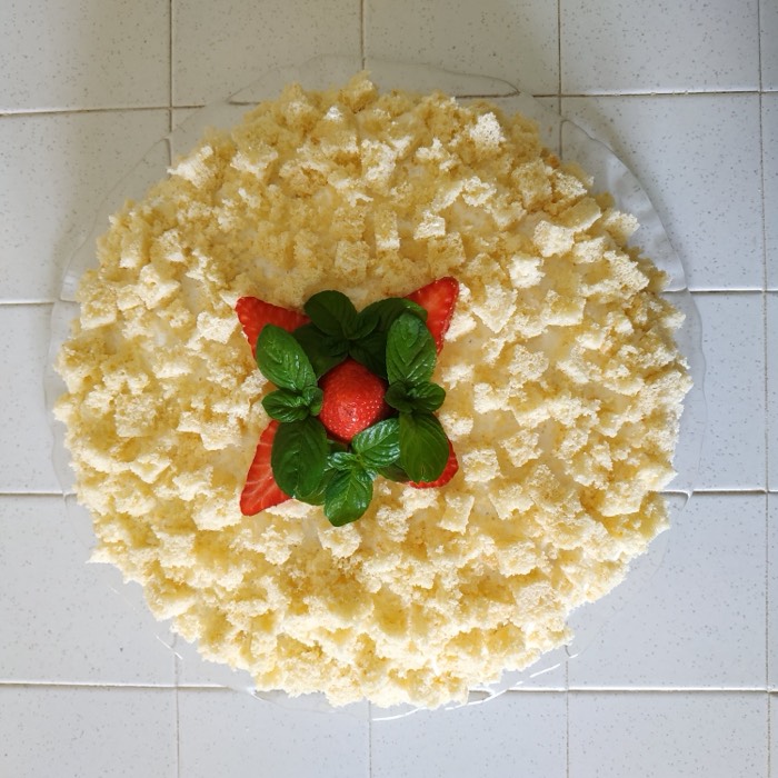 Torta mimosa decorated with strawberries and mint