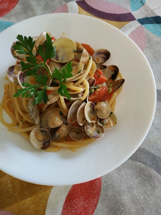 Spaghetti alle vongole with parsley and cherry tomatoes