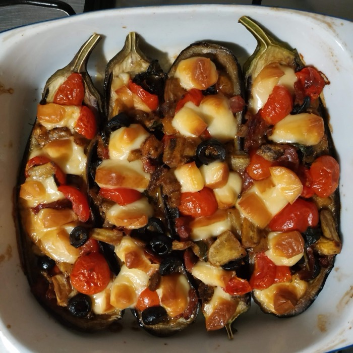 Baked stuffed aubergines with tomatoes and mozzarella